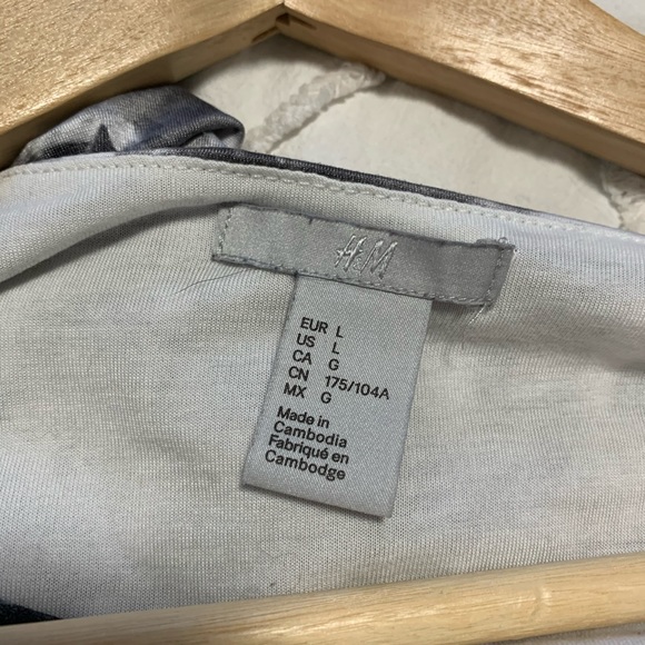 (2/$20) H&M Lg Rutched Patterned Sleeveless top - Picture 5 of 6